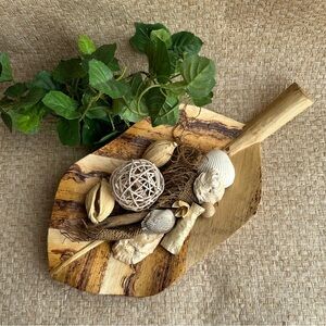 Beachy Coastal Monkey Pod Palm Leaf Tablescape